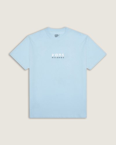 Um clássico irreverente para todos os momentos. A Camiseta Vans Records Ss Cloudy Blue com gola redonda traz um ajuste relaxado, proporcionando conforto. Fácil de vestir, o modelo traz estampa frontal, com assinatura colorida Vans®, com inscrição “Vans Records”, centralizadas na altura do peito. Para relaxar e curtir todos os momentos com estilo. Essa é a essência “Off The Wall”.