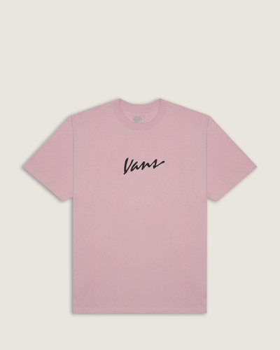 Tradição e originalidade estão presentes na cultura da Vans desde 1966. A personalidade e estilo inconfundível se destacam em todos os seus clássicos. A Camiseta Ss Classic Script Pink Dawn Black é confeccionada em 100% algodão. O modelo traz estampa frontal centralizada na altura do peito, com assinatura Vans em letra cursiva, em design na diagonal. Autenticidade Vans para todos os momentos.