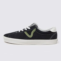 Inspirado nos clássicos da Vans, o Sport Low é uma interpretação moderna dos estilos retrô icônicos da década de 90 da Vans, mantendo viva a herança e todo o legado da época. O modelo recria o visual da silhueta original do Skate Vans Sport. Desde o colarinho mais baixo e aberto até a língua estendida, passando pela marcante Sidestripe com design exclusivo em "V" e pelos detalhes coloridos, o Tênis Sport 2-Tone Suede Phantom de cano baixo vulcanizado combina perfeitamente uma estética inspirada no skate com detalhes retrô únicos.