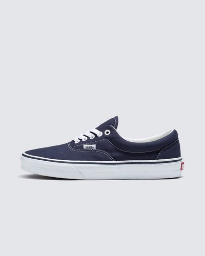 O tênis Vans Era foi o primeiro modelo projetado para skatistas e pensado por skatistas. Introduzido em 1976 e originalmente chamado Vans #95, o Vans Era tornou-se popular pelos lendários Z-Boys e continua sendo o tênis de escolha para skatistas, surfistas e pessoas criativas em todo o mundo. O Tênis Era Navy possui cabedal de lona resistente na cor azul, viras laterais de borracha na cor branca com biqueiras reforçadas para suportar o desgaste por repetição, ilhós de metal, colarinho acolchoado para dar apoio e flexibilidade e a original sola Waffle de borracha exclusiva Vans.