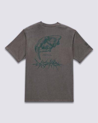 Feita de material macio de algodão orgânico, a Camiseta Mte Sabertooth Ss Tee Crosspath Black apresenta uma lavagem overdye para um visual vintage. Coberta com uma gola canelada e detalhes do ícone VR3, ela possui estampa frontal na altura do peito, no lado esquerdo e nas costas, em silk à base d’água.

A equipe da Vans definiu metas ambiciosas de sustentabilidade. Grandes ou pequenos, todos os esforços se somam a uma mudança positiva. Para ganhar o logotipo do globo Checkerboard, pelo menos 30% do produto deve ser feito de um ou uma combinação de materiais reciclados, renováveis ??e/ou regenerativos. Para saber mais sobre a Vans e sua jornada para materiais sustentáveis, acesse www.vans.com.br/sustentabilidade.