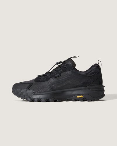 Vá de “Off The Wall” para “Off The Grid” com o Tênis Mte Crosspath Blackout. Projetado para a exploração diária e pronto para qualquer terreno, o modelo possui um solado Vibram que proporciona aderência e estabilidade incomparáveis. Além disso, o cabedal repelente à água protege você de condições úmidas, com uma entressola UltraCush que proporciona amortecimento macio e conforto o dia todo.