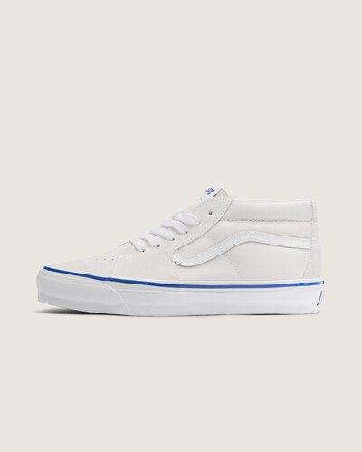 No início dos anos 90, em busca de mais liberdade e flexibilidade, os skatistas começaram a usar tesouras domésticas para cortar os canos dos tênis, mais próximos dos tornozelos. O icônico Tênis Sk8-Mid Vault Og Lx Off White foi apresentado como uma resposta direta às necessidades em constante evolução dos skatistas, tornando-se um clássico. O modelo traz de volta o ponto retrô da toebox, um colarinho de linha única e a lendária Sidestripe™ mais fina, com uma parede lateral com brilho mais alto.