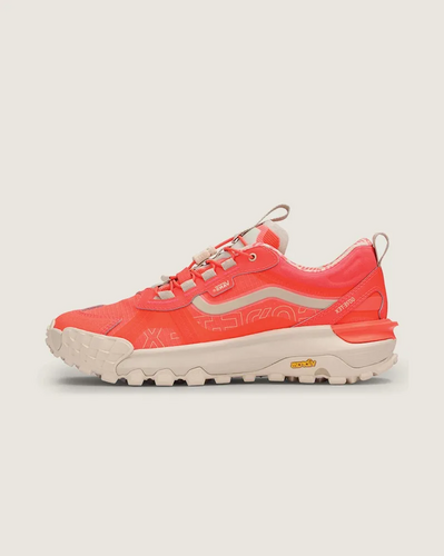 Vá de “Off The Wall” para “Off The Grid” com o Tênis Mte Crosspath Hot Coral. Projetado para a exploração diária e pronto para qualquer terreno, o modelo possui um solado Vibram que proporciona aderência e estabilidade incomparáveis. Além disso, o cabedal repelente à água protege você de condições úmidas, com uma entressola UltraCush que proporciona amortecimento macio e conforto o dia todo.