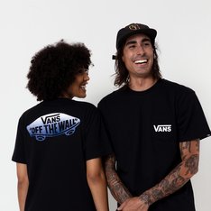 Fundada na Califórnia em 1966, a VANS está envolvida com a cultura de rua, artes, música e ligada ao skate e à evolução do esporte, sem perder a essência. Dos clássicos aos modernos, a VANS possui uma enorme variedade de modelos de tênis, roupas e acessórios, sempre matendo o estilo "Off The Wall". A camiseta Vans OTW Classic Back de manga curta, possui o logo Vans "Off the Wall" estampado na altura do peito do lado esquerdo e nas costas, etiqueta Vans aplicada na manga, gola canelada, costura reforçada nos ombros e é feita de 100% algodão. Tipo de modelagem: classic. O modelo tem 1,82 m de altura e veste tamanho M.