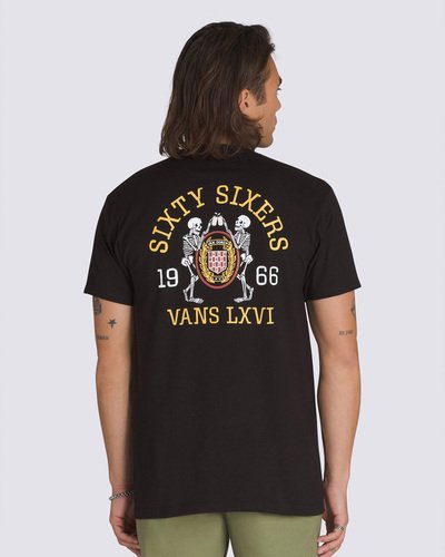 Arte e cultura de rua trazem referências icônicas para as peças clássicas da Vans. Confortável o bastante para usar todos os dias e em qualquer ocasião, a Camiseta SS Black com um toque descontraído, traz estampa frontal na altura do peito, do lado esquerdo, com assinatura Vans. Já nas costas, traz referências vintage Vans® “Off The Wall”, com dois esqueletos fazendo um brinde, ambas em silk à base d’água. Em algodão, a camiseta de manga curta possui gola redonda e aplicação de etiqueta tecida Vans® na manga.