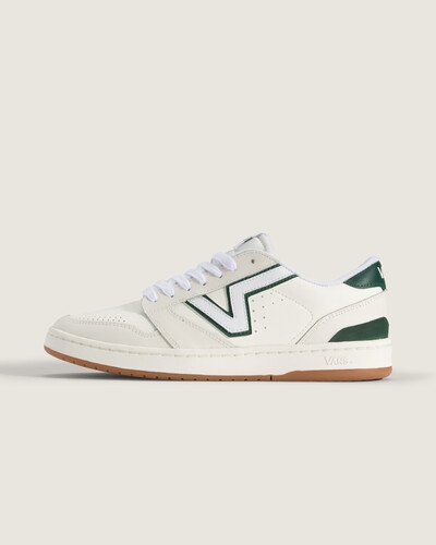 Uma homenagem ao passado. Inspirado na Coleção Serio dos anos 80, com assinatura Vans retrô em "Flying V" e atualizações modernas. O Tênis Lowland Vintage Emerald incorpora tudo o que o Lowland ama e se baseia nisso, oferecendo uma nova mistura da herança esportiva da Vans, com a inovação moderna. Com um ajuste atualizado para maior conforto e uma entressola de borracha durável que substitui a tecnologia ComfyCush, ele foi desenvolvido para um uso duradouro sem comprometer o estilo. Perfeito para quem valoriza versatilidade e autenticidade.
