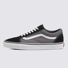 Em 1977, o tênis Old Skool, originalmente nomeado de Vans #36 foi lançado sendo o primeiro a conter a icônica sidestripe na lateral. O que começou como um rabisco de Paul Van Doren, originalmente chamado de “Jazz Stripe”, se tornou um dos ícones da marca Vans. O Tênis Old Skool Black Pewter é um tênis de cano baixo com cadarço que possui cabedal de lona têxtil e camurça resistente nas cores preto e cinza, sidestripe em couro branco e viras laterais borracha na cor branca com biqueiras reforçadas para suportar o desgaste por repetição, cano acolchoado para dar suporte e flexibilidade e a clássica sola de borracha waffle vulcanizada exclusiva Vans.