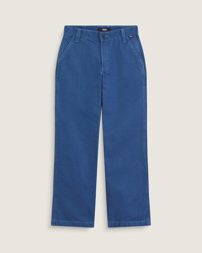 O Calça Chore Mid Rise Straight Black apresenta modelagem clássica de cinco bolsos e acabamento robusto, com construção em tecido woven à base de algodão. Design de linhas retas e mid rise que oferece caimento limpo e sensação de suporte, enquanto a textura firme garante resistência e flexibilidade. Detalhes utilitários e costuras reforçadas completam o modelo atemporal e descontraído.
