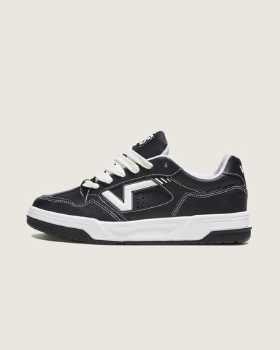 Projetado em 1999. Atualizado para você em 2024. O Upland - um tênis dos arquivos da Vans - reinventado para os dias de hoje. O novo design da sola proporciona uma postura robusta e suporte sob os pés, enquanto os materiais superiores elevados e o logotipo em “V” moldado combinam para um estilo icônico e moderno. Terminados com atacadores oversized e logotipo ousado na língua e no calcanhar, o Tênis Upland Black White irá te transportar do passado diretamente para o seu futuro.