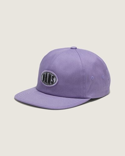 Para curtir os dias ensolarados no estilo “Off The Wall”. Leve e com uma viseira mais longa, o Boné Purple Haze possui seis painéis e apresenta um corte clássico de jóquei, feito de algodão trançado durável. Os detalhes do estilo incluem costura contrastante na aba e um patch de mesh bordado com assinatura oval da Vans®, destacada em negrito.