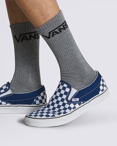 Combine os seus tênis Vans com o pack de meias que carrega o Lifestyle Vans por onde for. Pack com três pares que traz estilo para todos os seus clássicos Vans. A Meia Class Crew 36/40 Heather Grey agrega estilo para todas as ocasiões. O pack possui três pares de meias soquetes de cano alto cinza clássicas, com assinatura Vans em “Drop V” estampada na altura do cano. Os modelos vestem da numeração 36 ao 40.