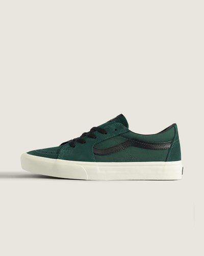 Um clássico do skate certificado. O estilo lendário, redefinido com recursos modernos para o skate atual. Completamente redesenhada para o skate moderno, a coleção Skate Classics oferece mais do que os skatistas precisam para progredir ao máximo. Feito com cabedal clássico de camurça e lona, ??o Tênis Sk8-Low Emerald Marshmallow oferece o visual icônico que você deseja, ao mesmo tempo em que oferece todos os benefícios de desempenho que os skatistas exigem.