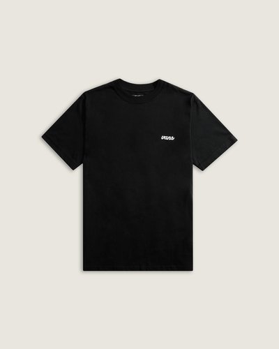 A Camiseta Manga Curta Scripted Black reúne estampa frontal sobre malha knit, com gola careca e corte reto que valoriza o caimento clássico do modelo. O algodão confere toque macio, respirabilidade e conforto para o uso diário. Detalhes de construção atendem a uma proposta autêntica e descontraída, mantendo a linguagem do legado VANS sem excessos.