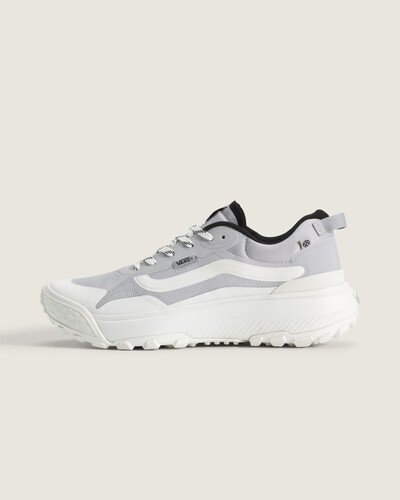 O MTE nasceu como solução Made for the Elements, com foco em isolamento e tração para condições exigentes. O Tênis Mte Crosspath Light Grey reúne o legado Vans e construção técnica, com cabedal sintético e sola desenvolvida para aderência. Entressola acolchoada oferece suporte e resposta flexível, enquanto reforços e componentes garantem resistência e conforto em uso prolongado.