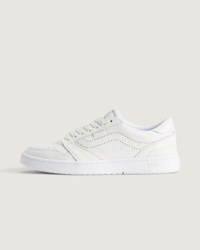 O Tênis Court Low Black assume o legado da Vans com construção em couro e montagem cold cement que prioriza conforto, suporte e flexibilidade. Cabedal em couro com toque firme e perfil low que garante estrutura discreta, oferecendo resposta consistente e sensação acolhedora no uso diário, mantendo a atitude autêntica e descontraída da marca