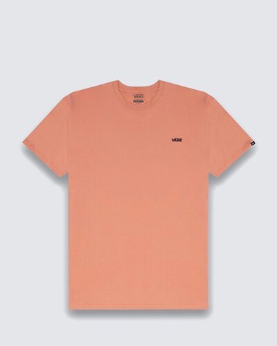 Fundada na Califórnia em 1966, a Vans está envolvida com a cultura rua, artes, música e ligada ao skate e à evolução do esporte, sem perder a essência. Dos clássicos aos modernos, a Vans possui uma enorme variedade de modelos de tênis, roupas e acessórios, sempre mantendo o estilo "Off The Wall". A Camiseta SS Lobster Bisque Black de manga curta traz assinatura Vans em "Drop V" discreta e bordada na altura do peito, do lado esquerdo. Com gola canelada, costura reforçada nos ombros e aplicação de etiqueta tecida Vans na manga.