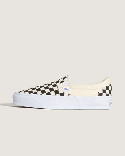 Lançado pela primeira vez em 1977, o Vans #98 - agora conhecido como Classic Slip-On - instantaneamente se tornou um ícone no sul da Califórnia. Hoje, o Tênis Slip-On Vlt Vault Og Black Off White é reconhecido mundialmente por sua silhueta confortável, calce simples e design consagrado. Apresentando a icônica estampa em checkerboard, o tênis é um item essencial para o dia a dia, mantendo o verdadeiro estilo "Off The Wall".