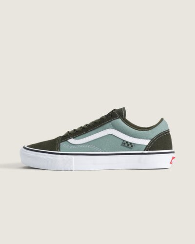 Em 1977, o Old Skool foi lançado como o primeiro a trazer a icônica sidestripe, marcando o legado Vans. O Tênis Skate Old Skool Obsidian Fern combina cabedal em couro com bico redondo e construção vulcanizada, sola de borracha com padrão waffle e entressola acolchoada para conforto e suporte. Corte low-top garante flexibilidade e sensação ágil, com acabamento que remete ao DNA skate e atitude descontraída.