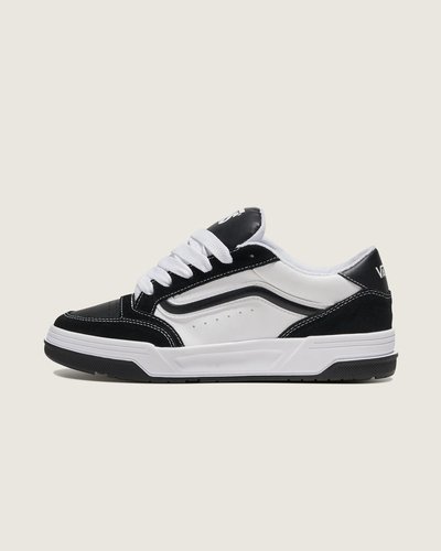 Passado e presente se cruzam com esse tênis inspirado no Y2K. O Hylane é um tênis inspirado no skate Y2K que reinterpreta a silhueta Upland de 1999. Cenas do passado coexistem com detalhes de design elevados, como a sidestripe brilhante em 3D e logotipos bordados, enquanto a postura robusta e a língua de skate fofa proporcionam uma aparência retrô. Terminado com uma construção cupsole com uma textura em “V” entrelaçada exclusiva, o Tênis Hylane Black White transforma uma estética vintage no guarda-roupa essencial de hoje.