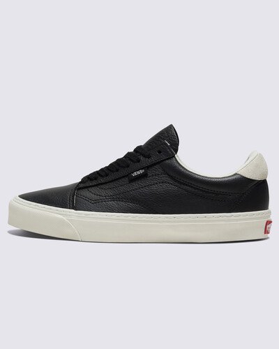 Com uma versão elevada na silhueta da sidestripe original, o Tênis Old Skool Black acrescenta detalhes minimalistas para este tênis icônico com atacadores. Com acabamento em couro macio e forro refinado, esta silhueta permanece consagrada dentro e fora das pistas.