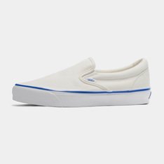 Lançado pela primeira vez em 1977, o Vans #98 - agora conhecido como Classic Slip-On - instantaneamente se tornou um ícone no sul da Califórnia. Hoje, o Tênis Slip-On Vlt Vault Og Lx Off White é reconhecido mundialmente por sua silhueta confortável, calce simples e design consagrado. O tênis é um item essencial para o dia a dia, mantendo o verdadeiro estilo "Off The Wall".