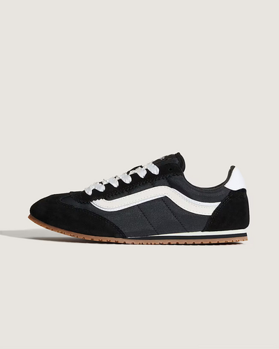 Versatilidade retrô. Inspirado na Coleção Serio dos anos 80 - combinando estilo retrô com um toque moderno. O Tênis Super Lowpro Chou Lace Black White revive um legado de perfil baixo, inspirado nos perfis elegantes e baixos dos tênis de corrida e flats dos anos 80. Inspirado no Serio Style 84, ele canaliza a incursão passada em calçados esportivos, combinando design tradicional com versatilidade para o dia a dia. Leve e feito para se movimentar, ele se mantém fiel ao legado da Vans - de ir além do skate.