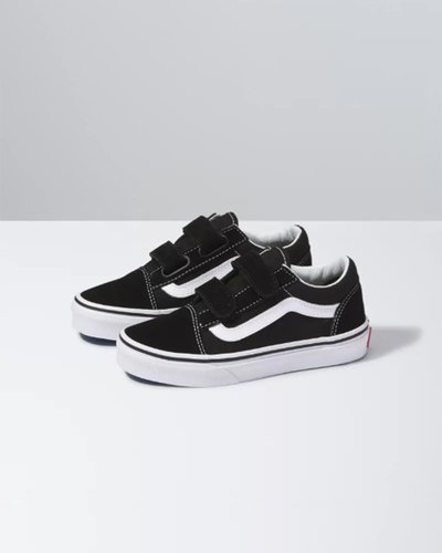 O tênis Old Skool, o clássico tênis de skate da Vans e o primeiro a conter a icônica sidestripe na lateral, é um tênis de cano baixo que possui cabedal de lona e camurça resistente, biqueiras reforçadas para suportar o desgaste por repetição, cano acolchoado para dar suporte e flexibilidade e a clássica sola de borracha vulcanizada em waffe. Na versão para os pequenos, o Tênis Old Skool V Infantil Black True White possui abertura em velcro duplo, facilitando o calce e o ajuste nos pés.