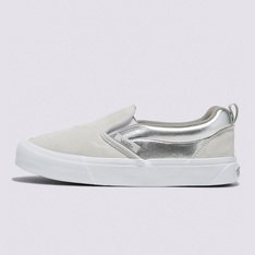 Um estilo “volumoso” típico dos anos 90 que foi inspirado pelo passado, mas feito para o presente

O Knu Slip é a interpretação contemporânea de um estilo clássico dos anos 90, caracterizado por sua lingueta volumosa e colarinho extravolumoso. Com a combinação de perfil dramático e cabedal de camurça metalizada, o Knu Slip reproduz o original Classic Slip-On enquanto mescla um ícone do passado com as tendências do presente.
 
• Calçado slip-on inspirado nos anos 90
• Cabedal de camurça e camurça metalizada
• Lingueta e colarinho "volumosos"
• Puxadores no calcanhar para facilitar o calçar
• Sola de borracha waffle exclusiva