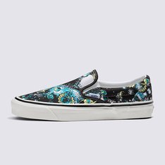 A coleção Anaheim Factory da Vans homenageia nossos mais de 50 anos de fabricação de calçados, reintroduzindo silhuetas icônicas que celebram detalhes de design únicos embasados na marca e modelo original da Vans.

Em homenagem à  nossa primeira fábrica da Vans em Anaheim, na Califórnia, o Anaheim Factory Classic Slip-On 98 DX pega emprestado detalhes do Classic Slip-On original, oferecendo mais conforto com palmilhas Ortholite® atualizadas. Juntamente com detalhes retrô, como o número do estilo original, forro de peso original e faixa de contorno mais brilhante, este icônico sapato slip-on apresenta cabedal de tecido com inspiração vintage e estampa inspirada no espaço em toda a peça para completar o visual.

• Número de estilo original 
• Cabedal de tecido com inspiração vintage
• Estampa em checkerboard
• Palmilhas Ortholite®
• Faixa de contorno mais brilhante
• Detalhes elásticos nas laterais
• Sola de borracha waffle exclusiva.Aproveite a Vans Black Friday e adquira já seu novo produto Off The Wall