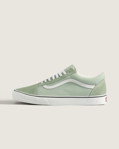 Estação '77. Sinta algo novo. O Old Skool foi o primeiro design de calçado a apresentar a famosa Sidestripe da Vans, embora, na época, fosse apenas um rabisco aleatório desenhado pelo fundador Paul Van Doren. Desde o seu lançamento em 1977, esta silhueta de cano baixo se consolidou como um ícone no cenário do skate, da música e da moda. Dos skatistas de rua e punks dos anos 90 às lendas atuais do hip hop e da moda, o Tênis Old Skool Gray Olive tem sido consistentemente o tênis preferido dos criativos que fazem as coisas do seu próprio jeito.