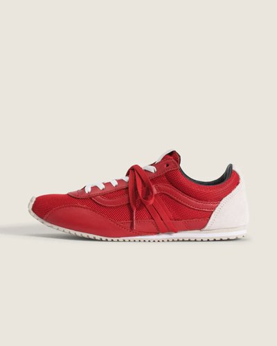 Na tradi��o da Vans, este t�nis transita entre refer�ncia retr� e acabamento atual. Confeccionado em couro com aplica��es em camur�a pig suede, o modelo traz sidestripe lateral, cadar�os com acabamento met�lico e sola de borracha de perfil baixo montada em cold cement. Palmilha forrada oferece conforto imediato e a constru��o refor�a a uni�o entre cabedal e sola, garantindo suporte e sensa��o acolchoada