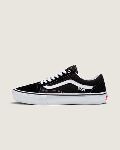 Skate Classics: Ultra resistência no interior para a prática do skate. Completamente redesenhada para o skate moderno, a coleção Skate Classics oferece mais do que os skatistas precisam para permitir evolução máxima. Com cabedal de camurça e lona, o Tênis Skate Old Skool Black White oferece a aparência icônica que você deseja, trazendo todos os benefícios de desempenho que os skatistas exigem.
