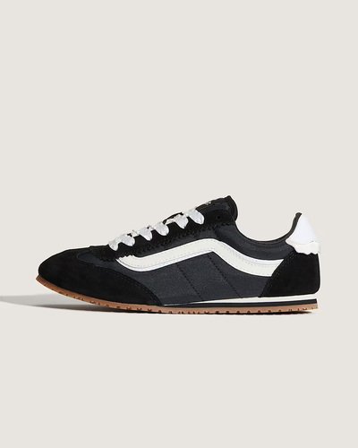 Versatilidade retrô. Inspirado na Coleção Serio dos anos 80 - combinando estilo retrô com um toque moderno. O Tênis Super Lowpro Chou Lace Black White revive um legado de perfil baixo, inspirado nos perfis elegantes e baixos dos tênis de corrida e flats dos anos 80. Inspirado no Serio Style 84, ele canaliza a incursão passada em calçados esportivos, combinando design tradicional com versatilidade para o dia a dia. Leve e feito para se movimentar, ele se mantém fiel ao legado da Vans - de ir além do skate.