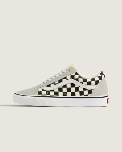 Em 1977, o tênis Old Skool, originalmente nomeado de Vans #36 foi lançado sendo o primeiro a conter a icônica sidestripe na lateral. O que começou como um rabisco de Paul Van Doren, originalmente chamado de “Jazz Stripe”, se tornou um dos ícones da marca Vans. O Tênis Old Skool White Black é um tênis de cano baixo com cadarço que possui cabedal de lona têxtil e camurça resistente branco com estampa em checkerboard nas cores preto e branco, sidestripe em couro branco e viras laterais borracha na cor branca com biqueiras reforçadas para suportar o desgaste por repetição, cano acolchoado para dar suporte e flexibilidade e a clássica sola de borracha waffle vulcanizada exclusiva Vans.