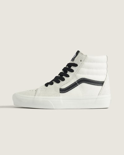 O tênis de cano alto original do skate, o Sk8-Hi, é um clássico em qualquer palco. O Sk8-Hi foi um divisor de águas, sendo o primeiro tênis de skate de cano alto a entrar em cena. Com cano acolchoado para suporte do tornozelo e biqueiras reforçadas, o Tênis Sk8-Hi Mono Pop White Black continua sendo um estilo incomparável. O Sk8-Hi foi o segundo modelo a apresentar o Vans Sidestripe, e seu design arrojado permanece icônico desde então.