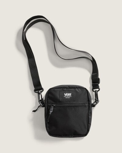 Toda a autenticidade e irreverência da Vans está presente nos acessórios. A Bolsa Bail Shoulder Lx Black é uma bolsa de ombro pequena e clássica, ideal para transportar seus itens essenciais com facilidade. Feita com poliéster reciclado, ela possui dois compartimentos com zíper, uma alça ajustável com protetor e aplicação de etiqueta tecida com assinatura Vans em “Drop V” e “Off The Wall”. A equipe da Vans estabeleceu metas ambiciosas de sustentabilidade. Grandes ou pequenos, todos os esforços se somam para gerar mudanças positivas. Para receber o logotipo do globo VR3, pelo menos 30% do produto deve ser composto por um ou uma combinação de materiais reciclados, renováveis ??e/ou regenerativos.
