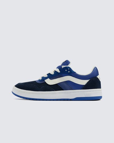 O Tênis Cruze Too Gradient Blue combina técnicas de construção modernas com o estilo tradicional da Vans. Construído com uma palmilha e unidade de sola tipo nuvem, este estilo de cano baixo e elegante mantém você confortável o dia todo, com a estética clássica de um tênis com sidestripe elevado.
