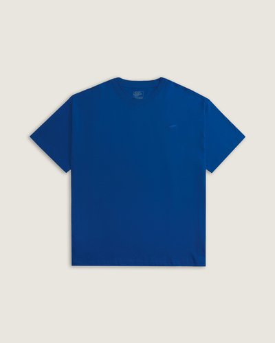 Camiseta 100% algodão, gola careca e corte clássico. Visual confortável e casual com um bordado lateral, ideal para composições do dia a dia.