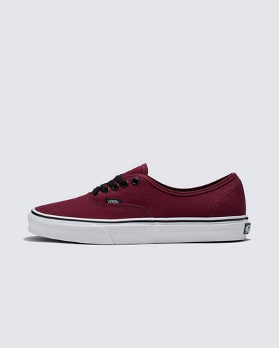 Nascido em Anaheim, Califórnia, em 1966, o Authentic é o estilo tradicional original da Vans. Originalmente conhecido como Vans #44 Deck Shoes, o Authentic se tornou um ícone cult imediato e incorpora nossa atitude “Off The Wall” desde então. Construído com um perfil simples com cadarço, o Tênis Authentic Port Royale Black é um clássico que mantém viva a vibe old school. Com cabedal em lona resistente na cor vinho, apresenta vira lateral de borracha na cor branca, ilhós de metal e o solado emborrachado em waffle exclusivo Vans.