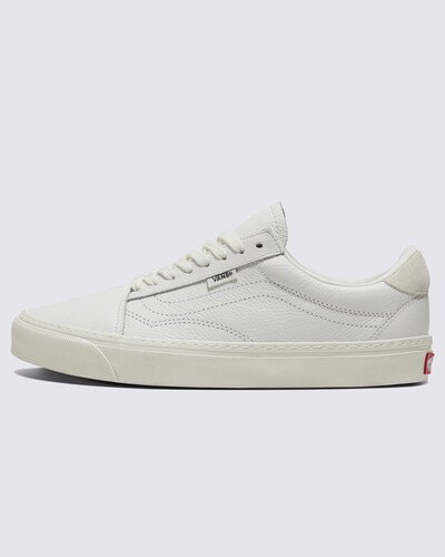 Com uma versão elevada na silhueta da sidestripe original, o Tênis Old Skool Blanc acrescenta detalhes minimalistas para este tênis icônico com atacadores. Com acabamento em couro macio e forro refinado, esta silhueta permanece consagrada dentro e fora das pistas.