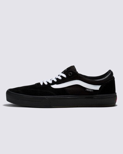 O Tênis Skate Gilbert Crockett Blackout assinado por Gilbert Crockett é construído com cabedal resistente de camurça e lona com subcamadas de borracha de reforço Duracap™ em áreas de alto desgaste para durabilidade incomparável. As novas palmilhas Popcush™ com retorno de energia proporcionam amortecimento superior e proteção contra impactos, enquanto ajudam a reduzir o cansaço das pernas para sessões de skate mais longas. A revolucionária construção Wafflecup™ oferece o suporte de uma entressola sem sacrificar a aderência ou sensação de prancha do tênis vulcanizado tradicional. Detalhes em couro e inserções moldadas no bolso do calcanhar completam o design icônico do tênis de skate.