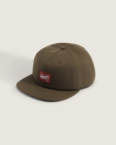 Boné Caballero Unstructured Vintage Cocoa aposta em construção com estrutura leve de cinco painéis, confeccionado em algodão com toque natural. O fechamento traseiro ajustável tipo snapback garante ajuste fácil e o acabamento traz etiqueta tecida na frente e logo Vans na parte de trás. Design discreto e fiel ao legado da marca, oferecendo conforto, suporte suave e expressão descontraída em um acessório essencial.