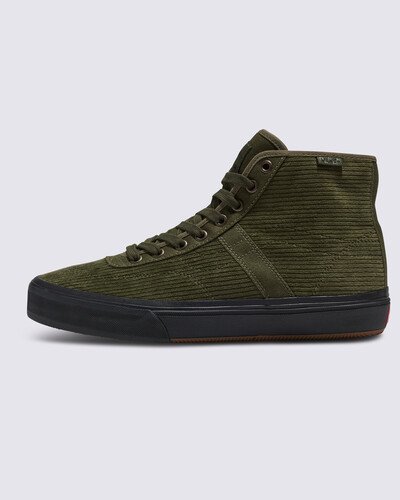 Amplie sua próxima sessão com o tênis de skate exclusivo de Gilbert Crockett. O profissional da Vans, Gilbert Crockett, é um dos skatistas mais detalhistas de todos os tempos, e ele pegou essa meticulosidade e a canalizou em uma mistura de materiais e mão de obra com um design simples, mas prático, para trazer a você o Crockett High Decon. Uma versão desconstruída do modelo progressivo de cano alto de Gilbert, este tênis vulcanizado exclusivo oferece uma sensação mais leve, mantendo todas as características de desempenho aprimoradas do original.
