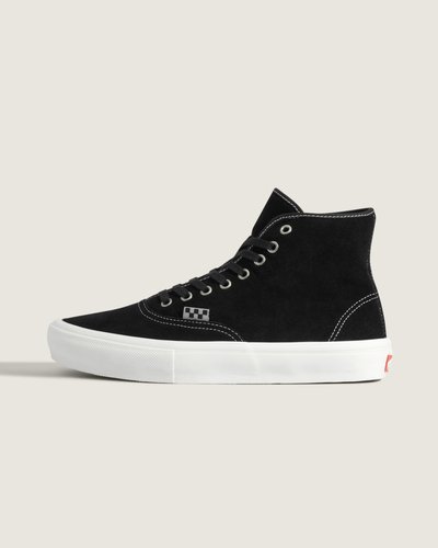 Skate Classics: ultra resistência no interior para a prática do skate. Completamente redesenhada para o skate moderno, a coleção Skate Classics oferece mais do que os skatistas precisam para permitir evolução máxima. O cabedal clássico de camurça e lona do Tênis Skate Authentic High Black oferece a aparência icônica que você deseja, trazendo todos os benefícios de desempenho que os skatistas exigem. Das subcamadas reposicionadas Duracap™ e palmilhas Popcush™ ao composto de borracha Sickstick™, este tênis de skate tem cano alto e foi desenvolvido para suportar o impacto diário da prática de skate e manter você confortável entre as sessões. Apresenta nova etiqueta tecida Vans em checkerboard aplicada na lateral.