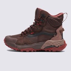 “You are Made for the Elements”. Estes são os seus Vans. O Tênis Crestline Adv Mte Gore-Tex Bitter Chocolate é o calçado mais avançado da Vans até hoje. Construída com uma forma totalmente nova, esta bota de altura total oferece um ajuste mais espaçoso para um caminhante técnico de cima a baixo que é elegante, robusto, versátil e confortável para qualquer pessoa, em qualquer situação. Terminado com uma parte superior resistente à prova d'água GORE-TEX para proteção contra elementos imprevisíveis e terrenos difíceis, a bota oferece conforto e suporte para todos os pés onde e quando você precisar, mantendo uma aparência que o diferencia. O modelo possui o logotipo Vans Checkerboard Globe: este produto é feito de pelo menos 30% de um ou uma combinação de materiais reciclados, renováveis ??e/ou regenerativos. Para saber mais sobre a Vans e a sua jornada rumo a materiais sustentáveis, acesse vans.com.br/sustentabilidade.