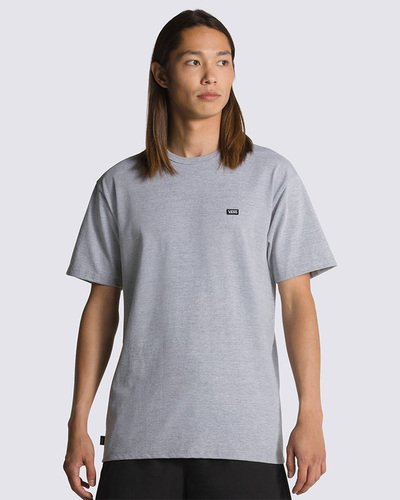 Confortável para usar todos os dias. Durável o suficiente para que você faça isso. Todo mundo precisa de uma camiseta em que possa confiar. A Camiseta Off The Wall Classic Athletic Heather de manga curta vai acabar com sua busca pela camiseta perfeita para que você possa se concentrar nas coisas mais importantes. Com uma estampa interna no padrão waffle - que afasta a umidade da pele - esta camiseta mantém você confortável e seco, enquanto o fio resistente proporciona durabilidade e minimiza o encolhimento. Com gola canelada e costuras reforçadas nos ombros, acabamentos premium da Vans, a camiseta cinza traz aplicação de patch bordado preto com assinatura Vans, na altura do peito no lado esquerdo e vem com uma presilha em estampa checkerboard para pendurar em cabides. Tipo de caimento: clássico. O modelo tem 1,82m de altura e veste tamanho M.