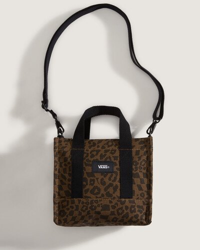 Uma versão mini da Pergs Tote em tamanho exclusivo para chaves, bolsas e pequenos itens essenciais. A Bolsa Lil Pergs Tote Dachshund Animal  transforma a icônica Pergs Tote em um acessório no tamanho de um chaveiro, mantendo todos os detalhes característicos: lona resistente, duas alças superiores, fecho de zíper, estampa animal print de oncinha e etiqueta exclusiva Vans. Perfeita para prender na bolsa ou nas chaves, é ótima para guardar pequenos itens essenciais ou adicionar um toque decorativo descolado e casual.