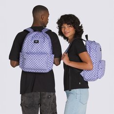 A Mochila Purple Haze é uma das favoritas por um bom motivo. Esta mochila clássica apresenta um design multifuncional de dois bolsos com um organizador na frente, um bolso interno deslizante, capa para notebook que se adapta para notebook de até 15 polegadas e bolso para garrafa de água. Um padrão de estampa em checkerboard e detalhes tradicionais como aplicação de etiquetas, dão um toque a este design icônico de uma forma que só a Vans pode fazer. A equipe da Vans definiu metas ambiciosas de sustentabilidade. Grandes ou pequenas, todos os esforços se somam a uma mudança positiva. Para ganhar o logotipo do globo Checkerboard, pelo menos 30% do produto deve ser feito de um ou uma combinação de materiais reciclados, renováveis ??e/ou regenerativos.