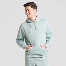 Um clássico é sempre clássico. A tradição que as peças Vans carregam na essência permitem um visual atemporal, que combina o estilo tradicional com o conforto aconchegante para os dias mais frios. Para te aquecer nos dias mais frios, o Moletom Core Basic Pullover Gray Mist é confeccionado em algodão e poliéster. O modelo na cor verde, é fechado com bolsos estilo canguru. Possui capuz com cadarço para ajuste, ribana nos punhos e na barra e assinatura Vans em “Drop V” bordada na altura do peito, no lado esquerdo.